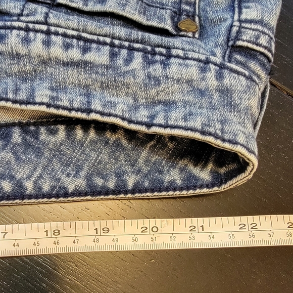 Torrid Acid Washed shorts, Sz24 - Picture 9 of 10